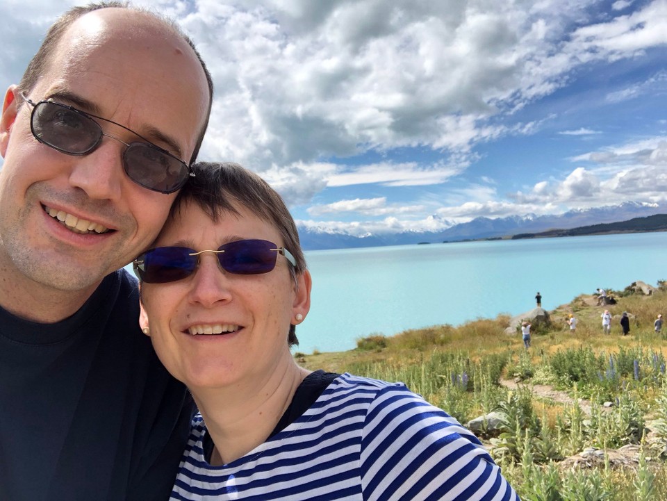 Neuseeland - Tekapo - Kurzer Stop am Lake Pukaki. Die Wolken sind so nett und geben den Blick auf den Aoraki / Mount Cook wenigstens teilweise frei.