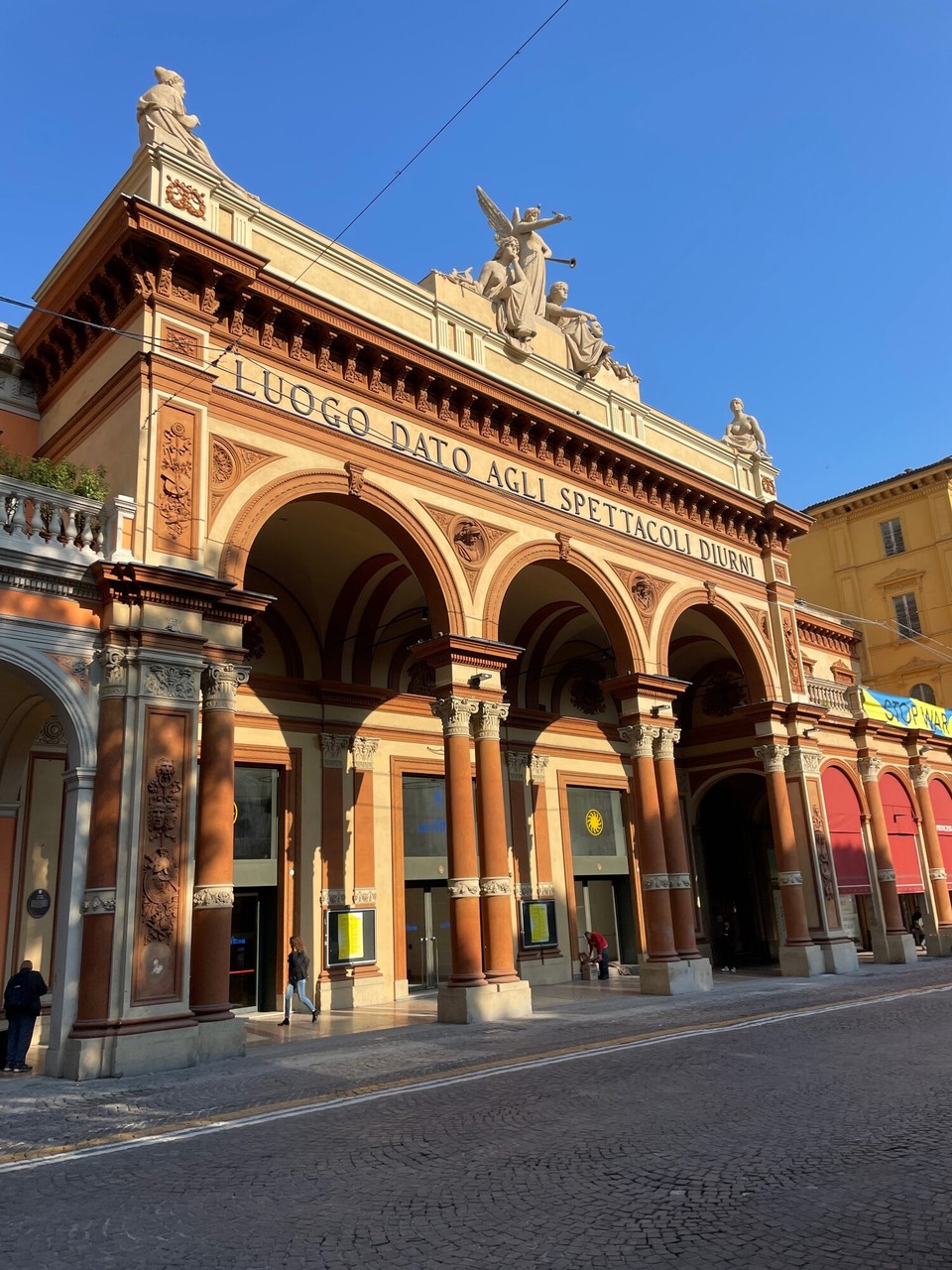 Italien - Bologna - Die vorherrschenden Farben der Stadt sind Rot- Orange- und Gelbtöne
