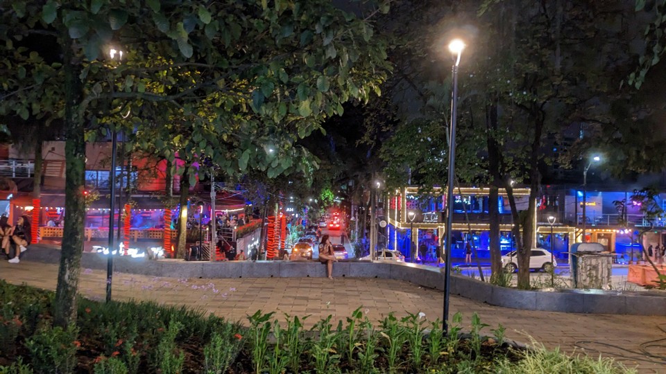 Kolumbien - Medellín - Medellin ist mit dem Viertel El Poblado für sein Nachtviertel bekannt. Das Viertel ist eine Partyhochburg, überall stehen Promoter und locken dich in die Bars und Clubs. Ich hätte gern ein paar Freunde hier, da könnte so einiges gehen :p 