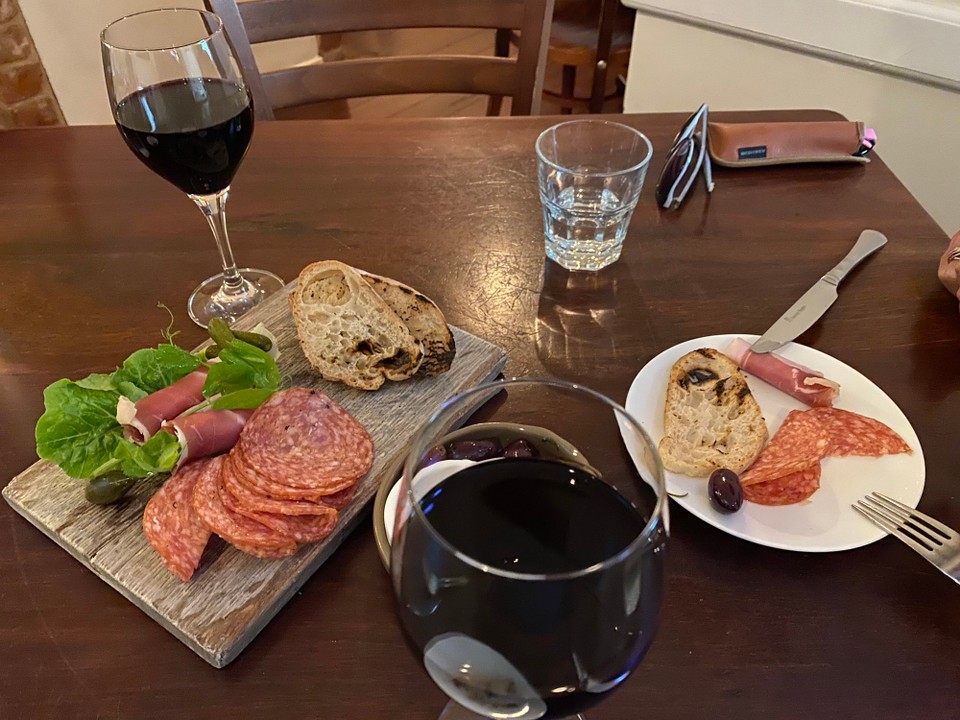 Australien - Rowland Flat - Vorspeise mit Trockenfleisch und Oliven