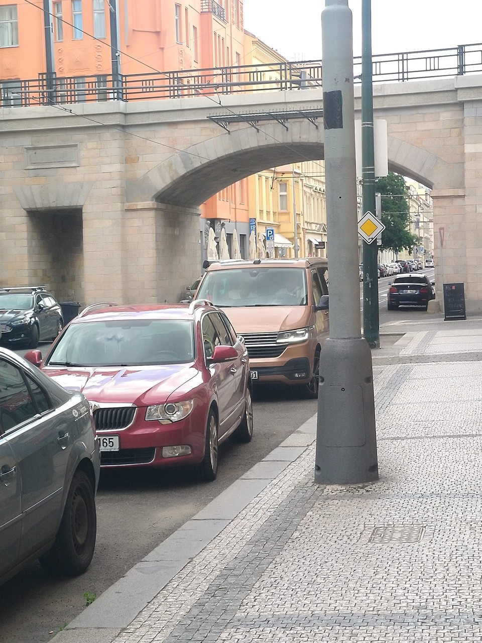 Deutschland - München - Pünktlich fuhr der schöne bronzene Abholbus mit Petra und Martin vor. Irgendwie ist in Prag relativ wenig Verkehr und Parkplätze sind auch in der Stadt zu bekommen. Der Plan, dass ich mit dem Fahrrad irgendwo hinfahre, wo sie halten können, war somit obsolet.