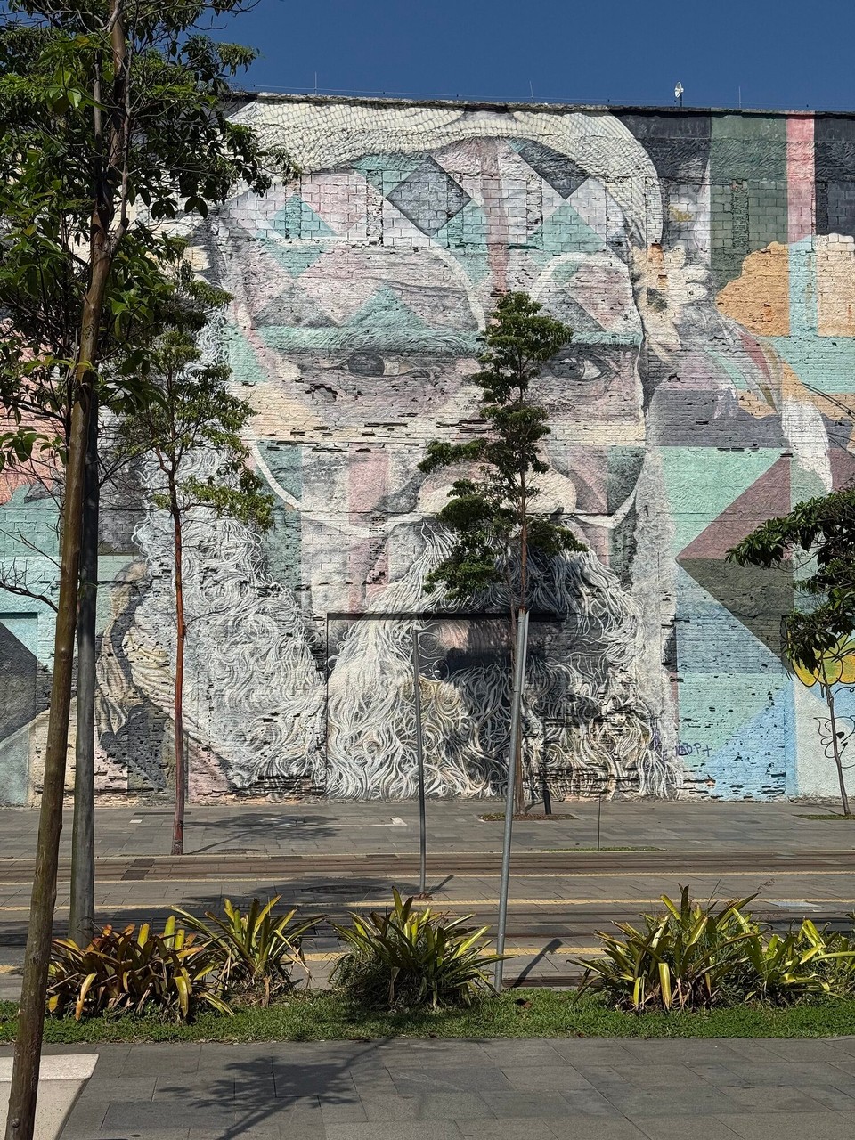 Brasilien - Rio de Janeiro - Las Etnias - gemalt zu den olympischen Spielen 20216 und ist seitdem etwas verblasst