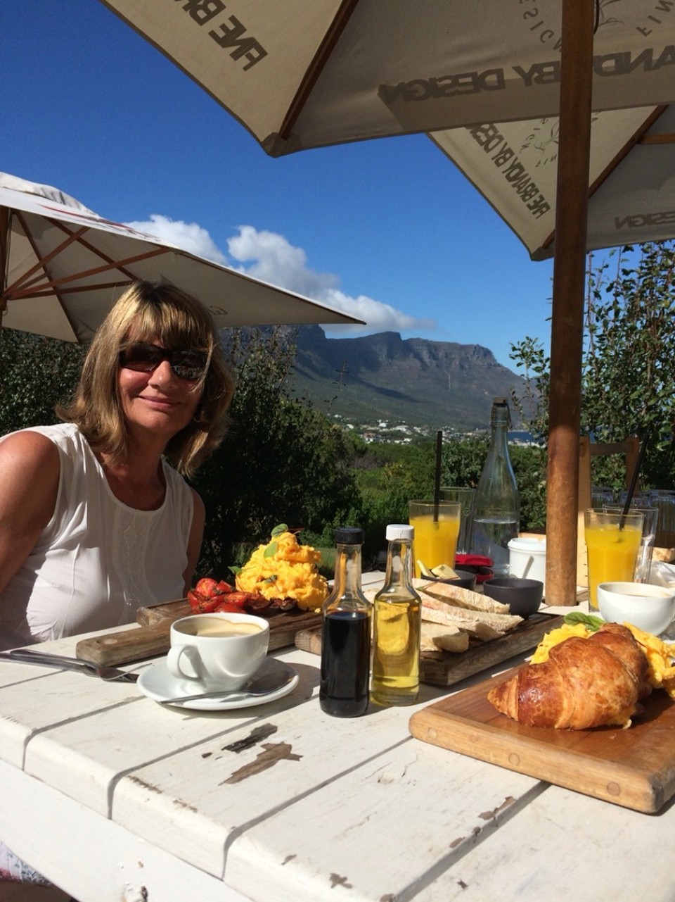 Südafrika - Cape Town - Leckeres Frühstück im Roundhouse mit tollen Blick  auf Camps Bay