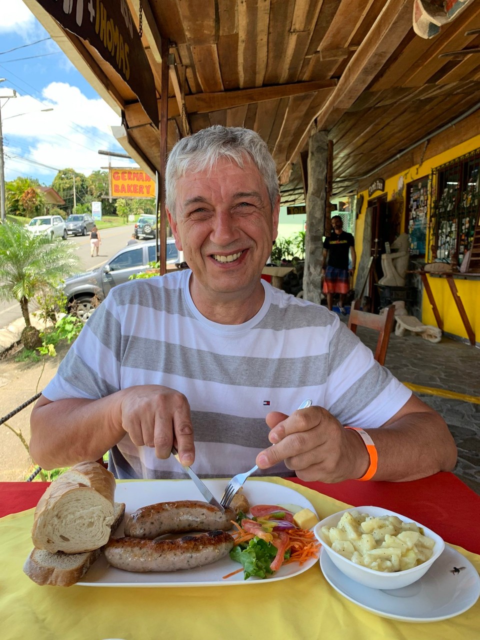 Costa Rica - Tilarán - Stärkung für den Tag, Bratwurst mit Kartoffelsalat...