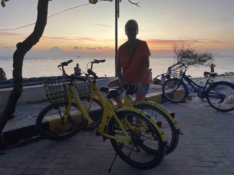 Indonesien - Kabupaten Lombok Utara - Motorbetriebene Fahrzeuge sind auf den Gili Inseln nicht erlaubt, also haben wir uns Zwei Fahrräder gemietet, ja ihr habt richtig gelesen „Wir fahren Rad“.