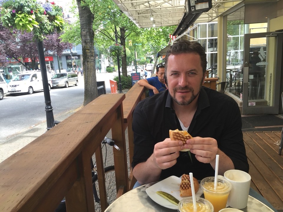 Canada - Vancouver Airport - Nog 1 laatste bagel bij Breka (with a pickle on the side)