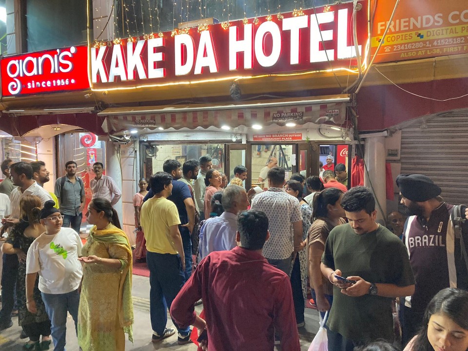 Indien - Neu-Delhi - Wir holen nur was für Morgen, aber all die Leute stehen an, um im Restaurant zu essen 🫣
