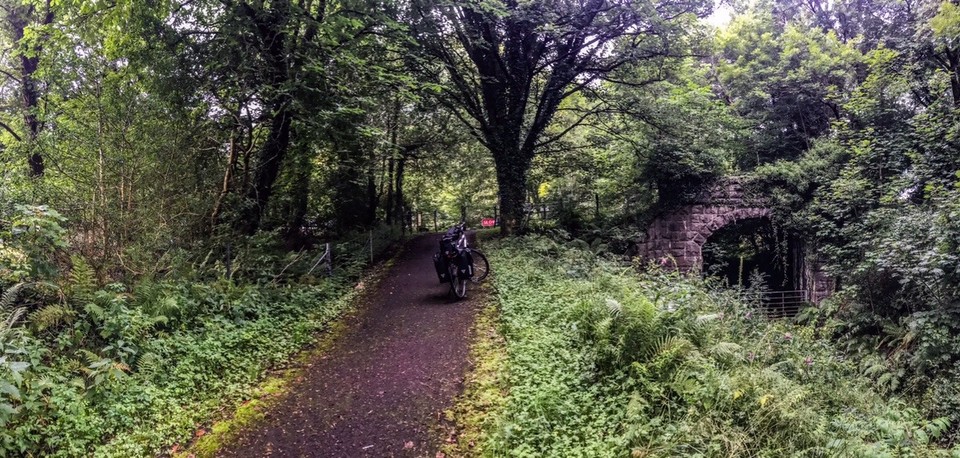 United Kingdom - Oban - Wenn meine Route sich zufällig mit einem der englischen „Cycle Highways“ überschneidet, ist die Welt in Ordnung. 
Ansonsten, es muss mal gesagt sein, ist Radfahren  hier ein Selbstmordkommando. Es gibt keinen Seitenstreifen. Nichts! Du kannst nicht mal kurz halten, ohne den Verkehr zu behindern. 