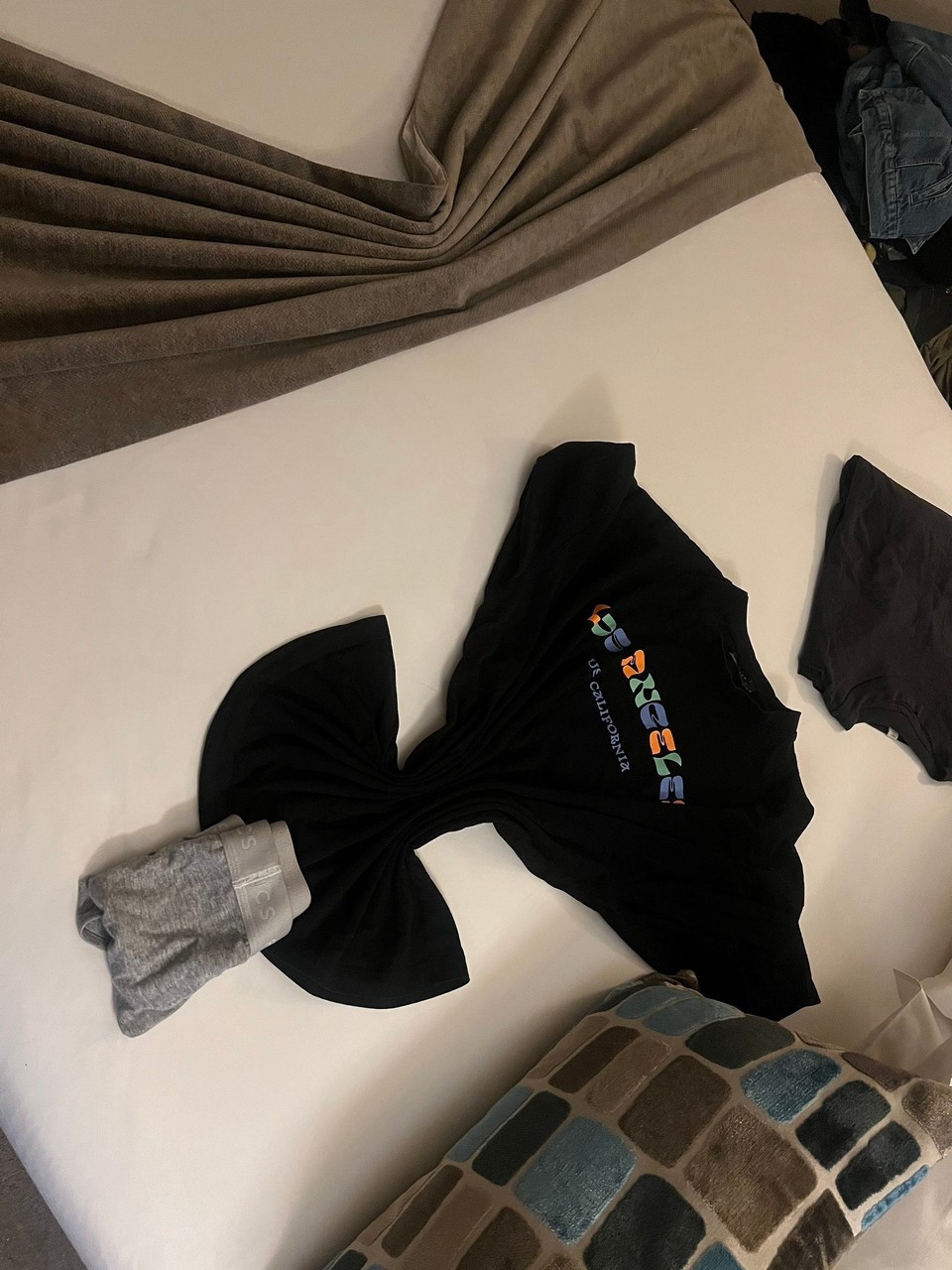 Portugal - Lissabon - Großartig!
Das housekeeping legt tatsächlich ALLES zusammen. Vielleicht hilft das ja morgen beim eigenmotivierten Aufräumen der eigenen Klamotten?!