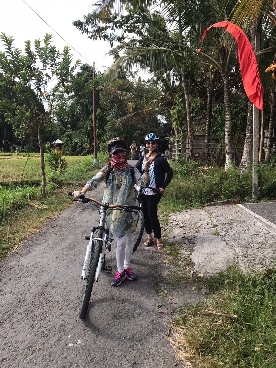 Indonesia - Gianyar - On our bike ride, Suzy and her Mum from China