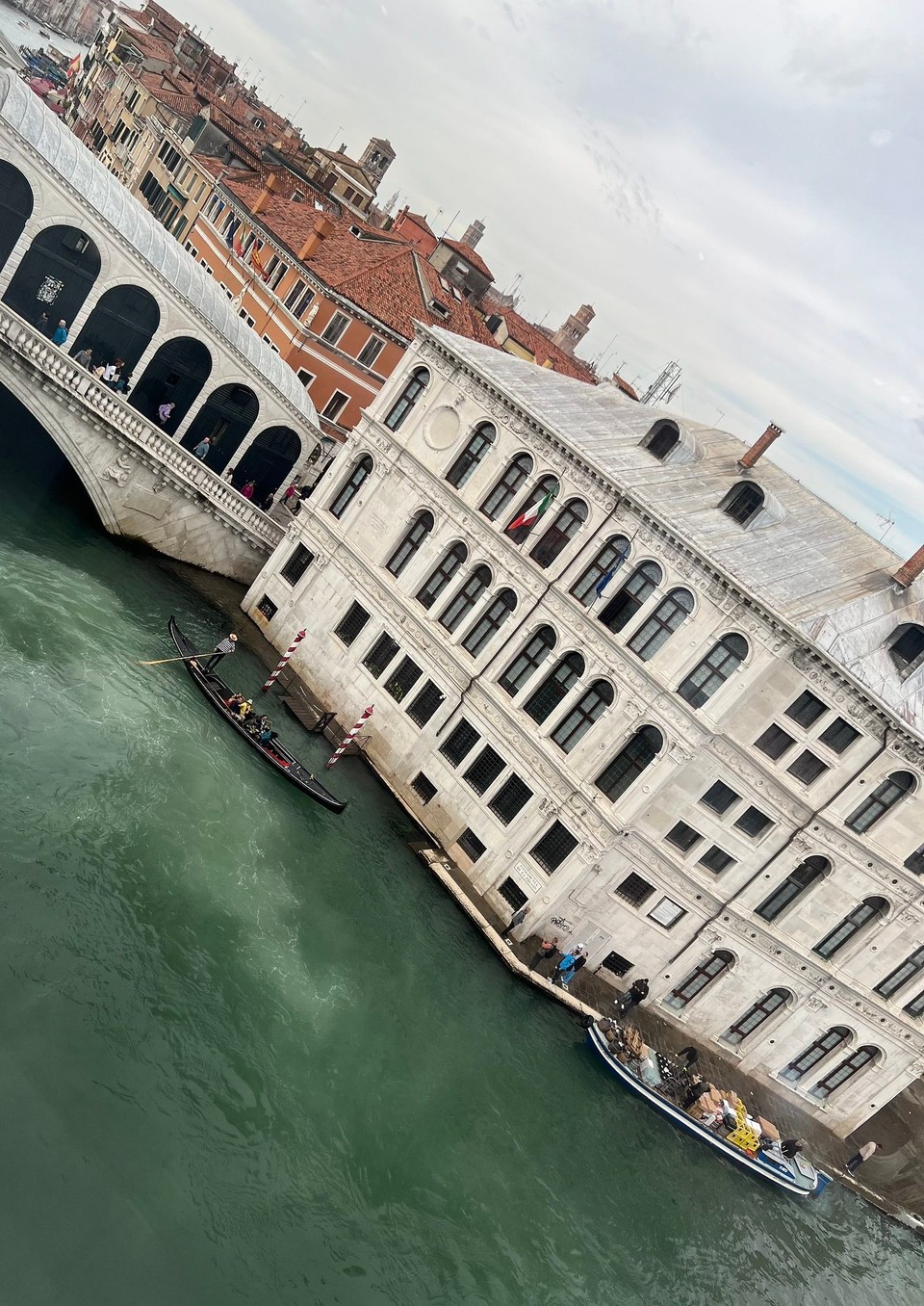 Italien - Venedig - Aber das Kaufhaus hat tatsächlich Fenster, da lohnt der Ausblick auch. 