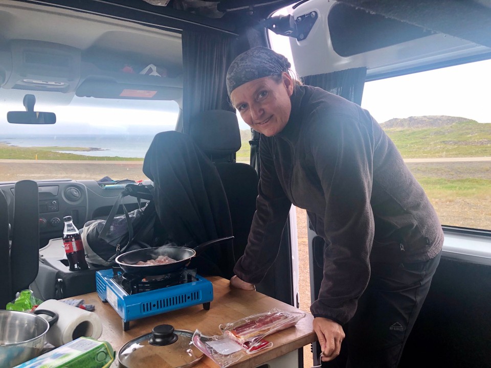 Island - Húnaþing vestra - Ulli findet es phänomenal und fotografierenswert, dass ich „koche“...😂🤪👍