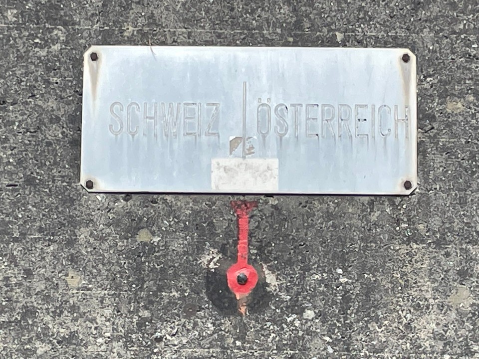 Österreich -  - Denn die Schweizer Grenze ist erreicht.
