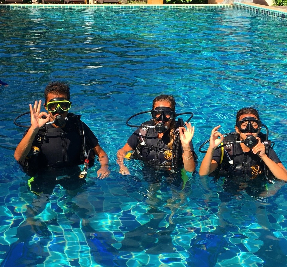 Thailand -  - Übungen im Pool 💧💦🏊🏼‍♂️