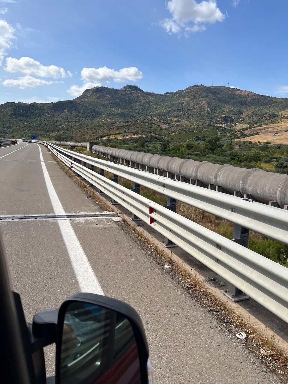 Italien - Padula - Wir fragen uns, was dieses endlos erscheinende Rohr zu bedeuten hat🤔🙄