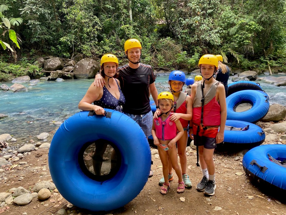 Costa Rica - Upala - Am Nachmittag gingen wir Tuben. Es machte sehr Spass. Man sass in einem Luftring und rutschte mit dem den türkisblauen Bach hinunter. Manchmal war es eine starke Strömung aber meistens war es nicht so schnell. 