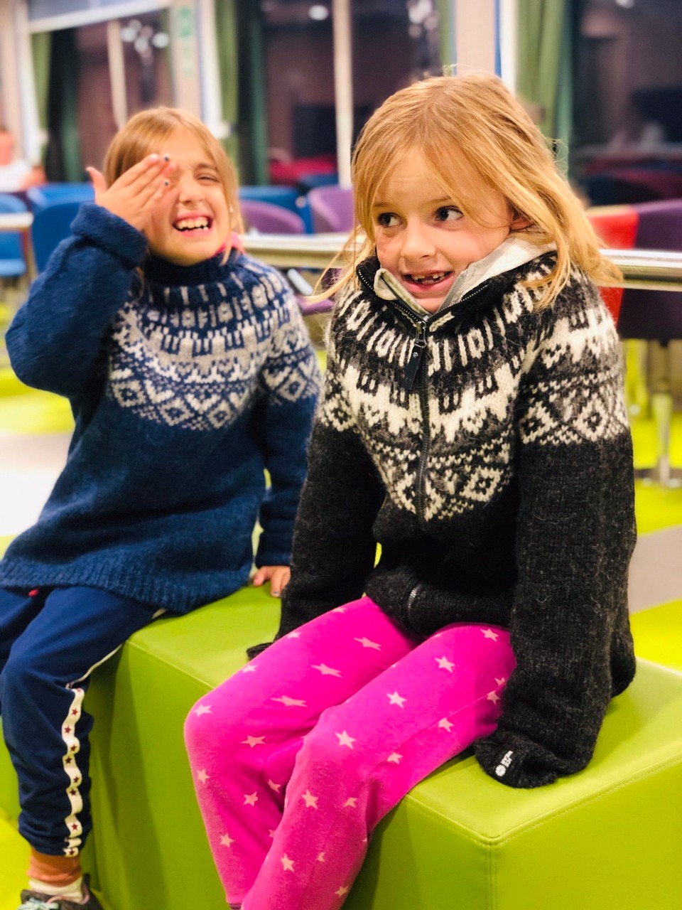 Island -  - Bis zu letzt bleibt die gute Laune unserer beiden müden Kids erhalten. 🥰 Das war auch wieder ein schöner, ereignisreicher und heute sehr nasser Tag.💧🌊💦