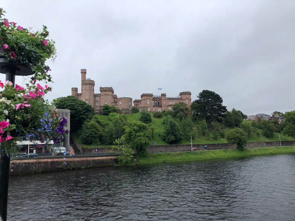Vereinigtes Königreich - Inverness - Das Wasser ist übrigens der Fluß Ness.