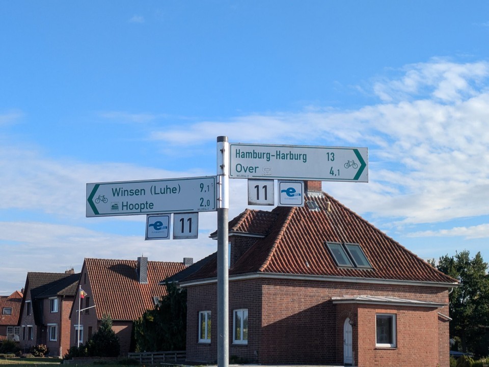 Deutschland - Lauenburg/Elbe - Ungefähr hier haben wir dann auch endlich erstmalig das kleine e entdeckt. Wir fahren nämlich das erste Stück wieder auf dem geliebten Elberadweg.