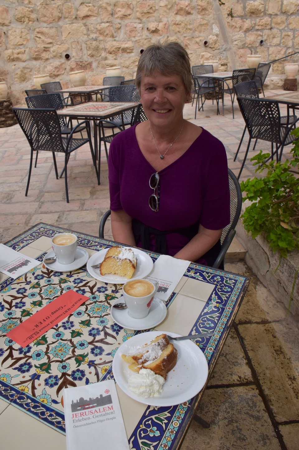 Israel - Jerusalem - Im österreichischen Kloster und Herberge besuchen wir erst einmal das Wiener Café und gönnten uns einen Melange mit Gugelhupf.