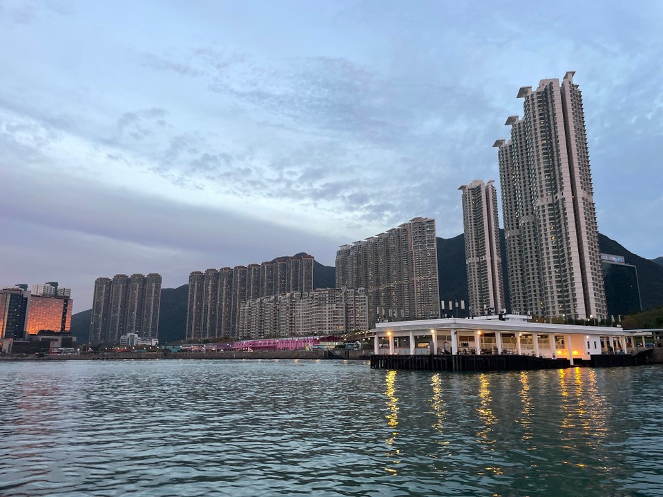 China - Hong Kong SAR - Riese Hochhüserwand gad am Meer