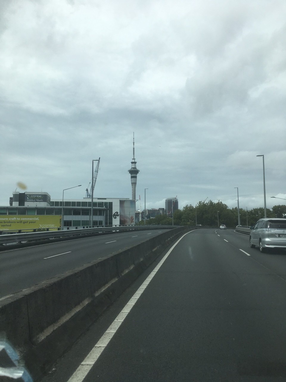 Neuseeland - Auckland - Noch einmal fahren wir am Skytower von Auckland vorbei.