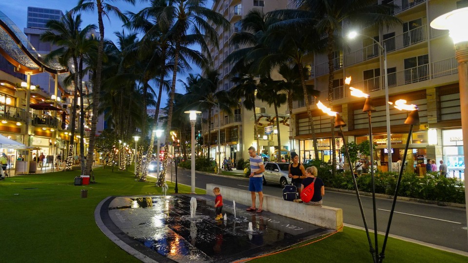 USA - Honolulu - Abends leuchtet alles am Strand von Waikiki
