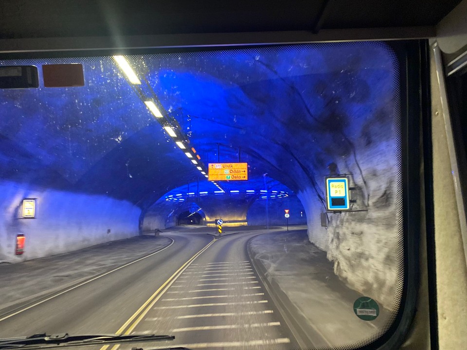 Norwegen - Odda - Durch Tunnel mit Kreisverkehr. 