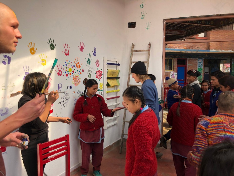Nepal - Kathmandu - Handabdrücke an die Wand machen. 