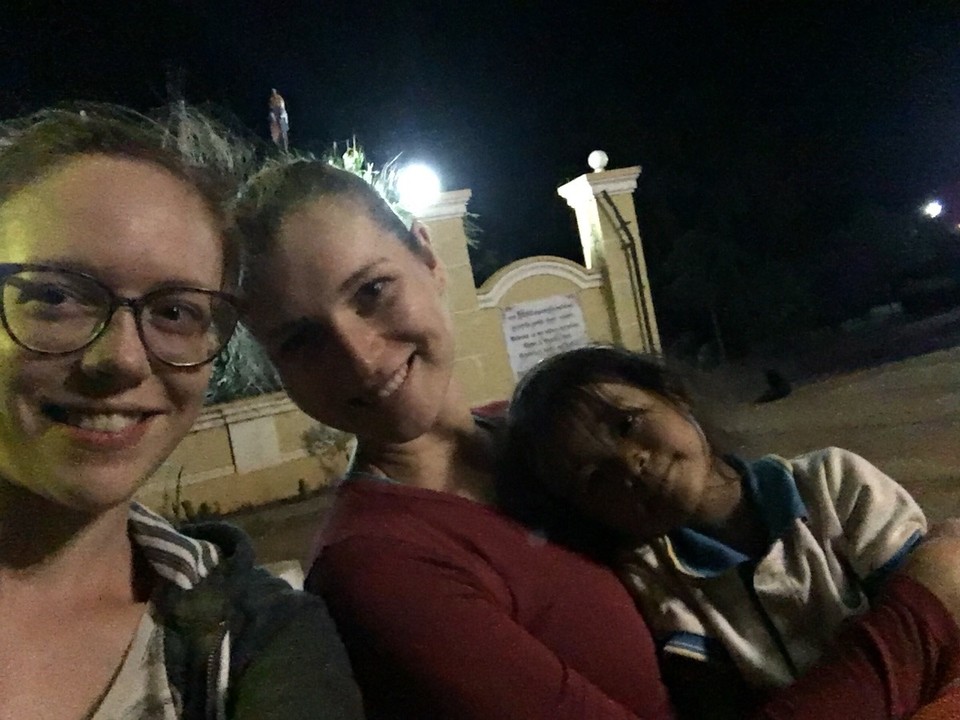 Cambodia -  - Die kleine Tochter unseres Gastgebers war ganz hyperaktiv und vernarrt in uns. Sie hat uns den ganzen Abend vereinnahmt :)