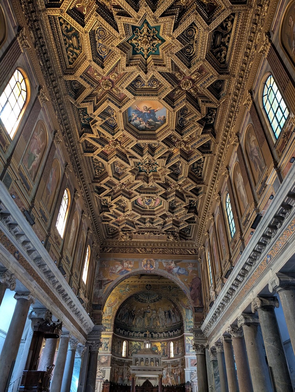 Italien - Rom - Sie gilt als eine der ersten offiziellen christlichen Kultstätten (3. Jh.) und ist berühmt für ihre goldenen Mosaike.