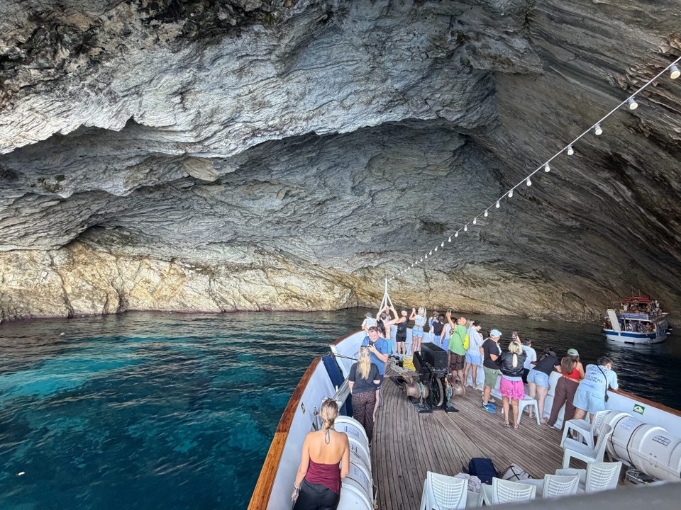 Griechenland - Nydri - Der erste Stopp war die Papanikolis Cave. Eine Wasserhöhle halt.