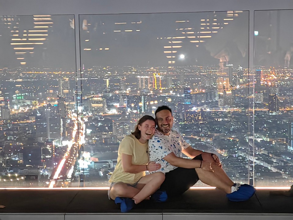 Thailand - Bangkok - Dieses erste von vielen Bildern ist auf dem  Skywalk Hochhaus entstanden. Übrigens dorthin wo uns der Tuk Tuk Fahrer dann am Ende nach der Irrfahrt hingefahren hat. Man sitzt auf einem Plexiglas Boden und kann dadurch in die Tiefe schauen 