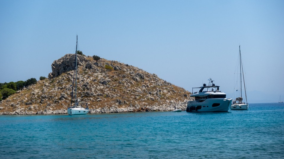 Griechenland - Symi - Erscheint auf dem Foto so nah, die Insel. Ist aber mit Tele aufgenommen.