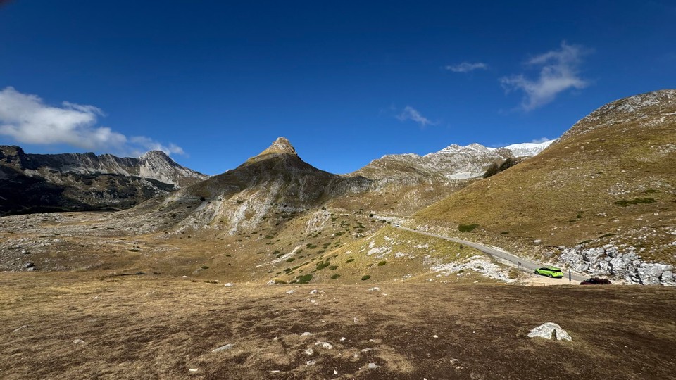 Montenegro - Plužine - Für die 79 km sollte man mindestens 3 Stunden reine Fahrzeit; mit Fotostopps und Pausen sollte man eher einen ganzen Tag einplanen.
Oftmals mussten wir anhalten, die Straße verlassen oder ein kleines Stück zurückfahren wenn Gegenverkehr kam.