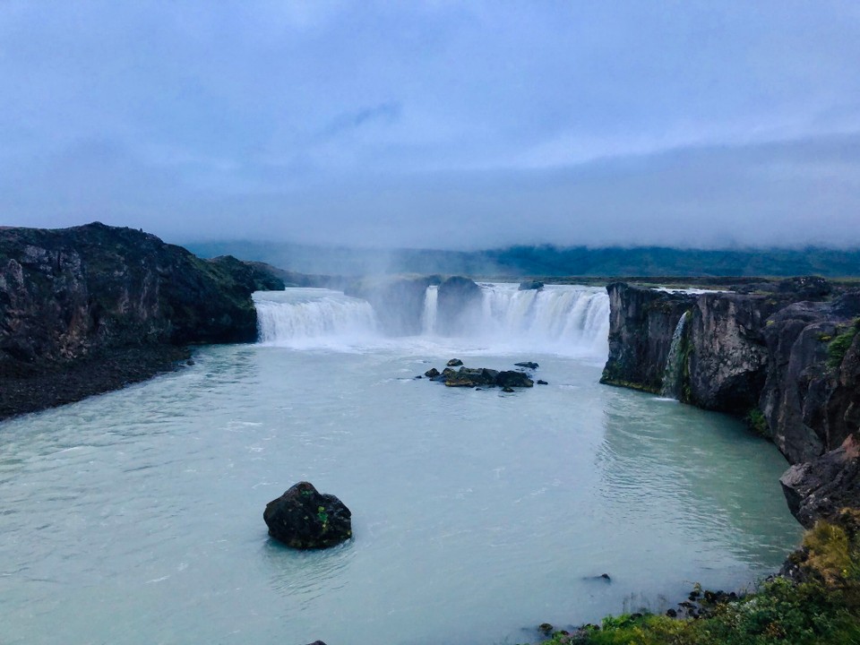 Island - Þingeyjarsveit - Auf dem Weg zu unserem heutigen Campingplatz kommen wir noch am Goðafoss vorbei. Auch wenn es schon halb elf ist. Wir legen noch einen letzten Stopp ein.👍