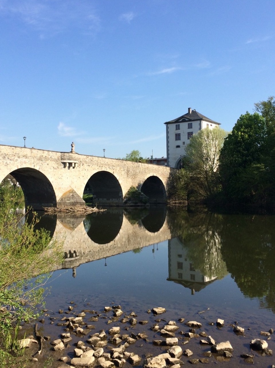 Deutschland - Limburg an der Lahn - Die alte Lahnbrücke mit Brückenturm.
Die Brücke ist eine 106m lange Bogenbrücke und wurde im 14. Jahrhundert gebaut.

Auf ihr überquerte im Mittelalter die Via Publica von Köln nach Frankfurt sowie später die Straße von Siegen nach Wiesbaden (damals Verlauf der B 54) die Lahn. Seit dem Bau der neuen Lahnbrücke 1968, ca. 200 Meter flussabwärts, wird die Alte Lahnbrücke von keiner Fernstraße mehr genutzt. Gemeinsam mit dem Limburger Dom ist die Alte Lahnbrücke eines der beliebtesten Fotomotive in Limburg.