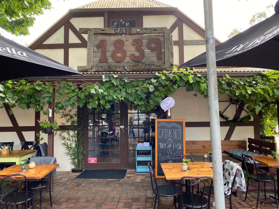 Australien - Tungkillo - Hahndorfs 200jährige Geschichte ist geprägt von einer Konzentration deutscher  Einwanderer im 19 Jahrhundert. Ist ein von Touristen stark besuchter Ort. Restaurants, Cafés, Souvenirläden und Museums prägen das Dorfbild. Hier kehrten wir ein zum Morgenessen.