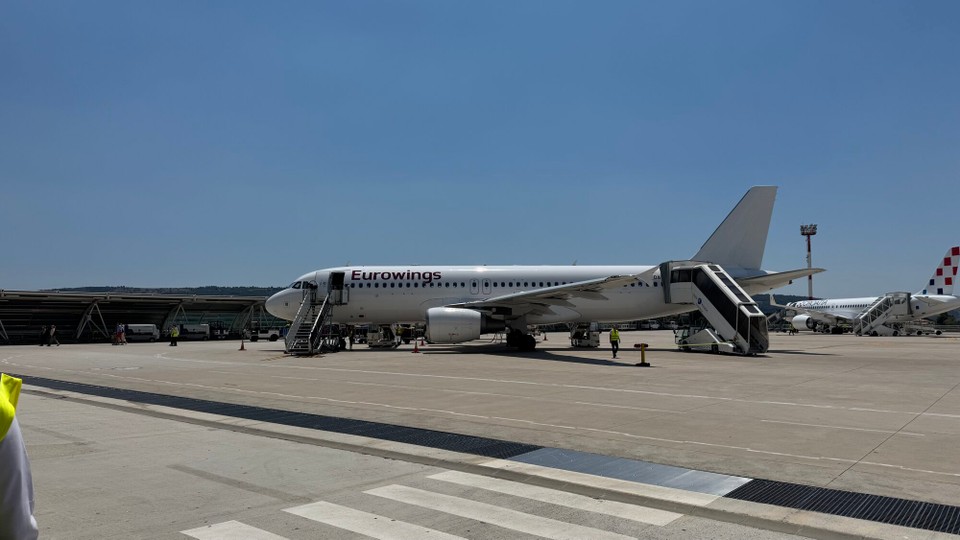 Deutschland - Hamburg - Der Flieger steht mit 40 Minuten Verspätung bereit.