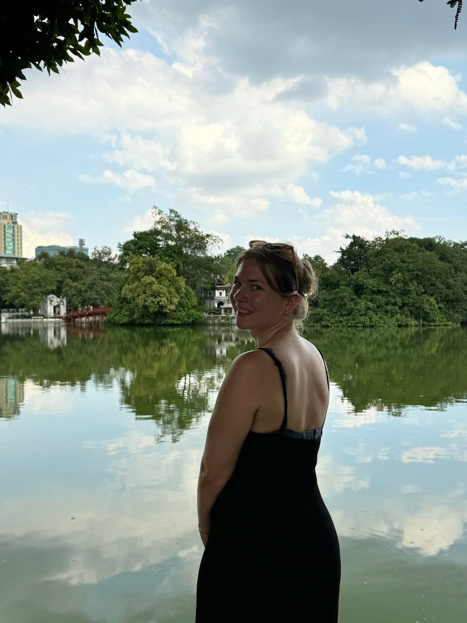Vietnam - Hanoi - Die eigentliche Attraktion im Hintergrund: der Ngoc-Son-Tempel mit seiner roten Holzbrücke 