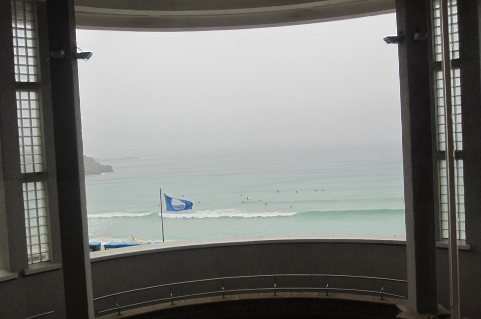 Vereinigtes Königreich - St Ives - Tate, Blick aus dem Fenster auf den Surferstrand