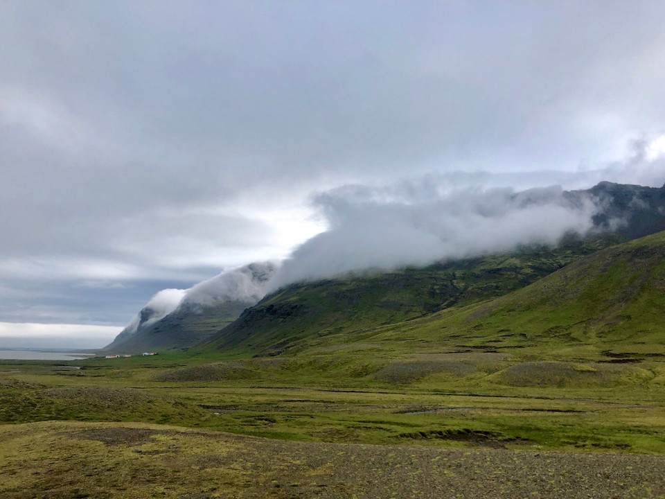 Island - Sveitarfélagið Hornafjörður - Und nun blicken wir schon wieder von schräg hinten auf das Vestrahorn...