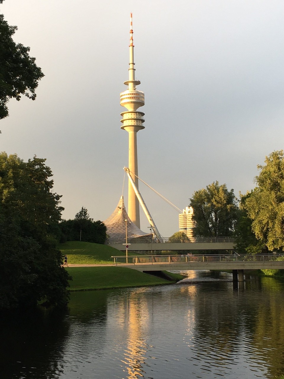 Deutschland - München - Olympiaturm in der Abendsonne 