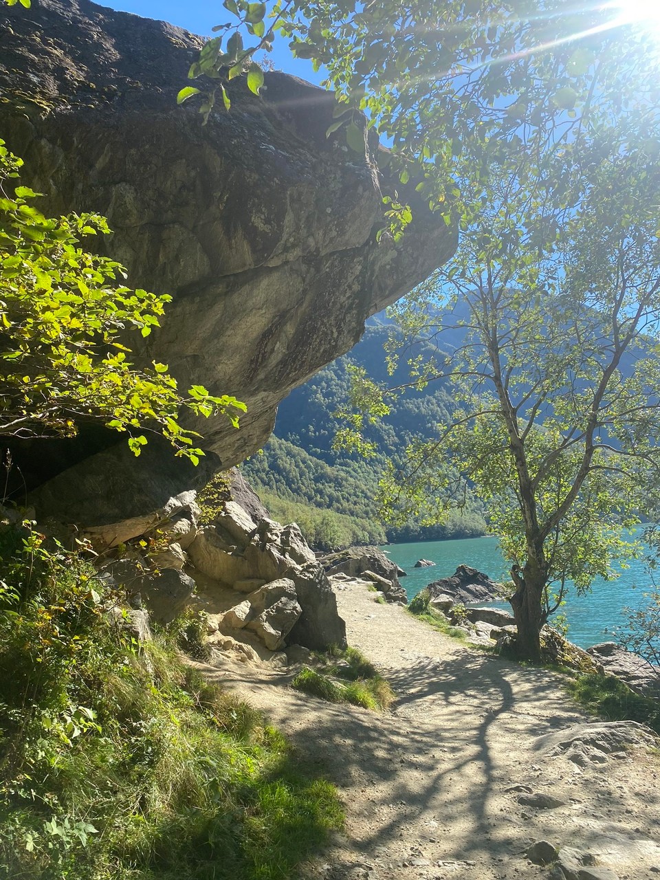 Norwegen - Mauranger - Überall liegen dicke Felsbrocken die irgendwann einmal ein Eis und Wasser geschoben wurden. 