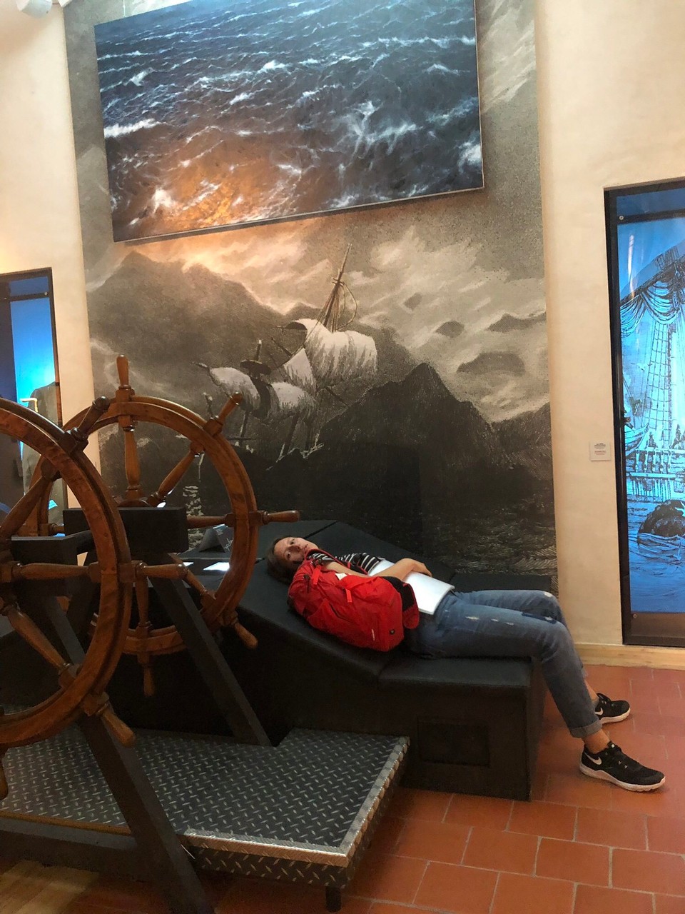 Frankreich - Saint-Tropez - Guckt sie einen Film an der Decke oder ist sie fix und fertig?