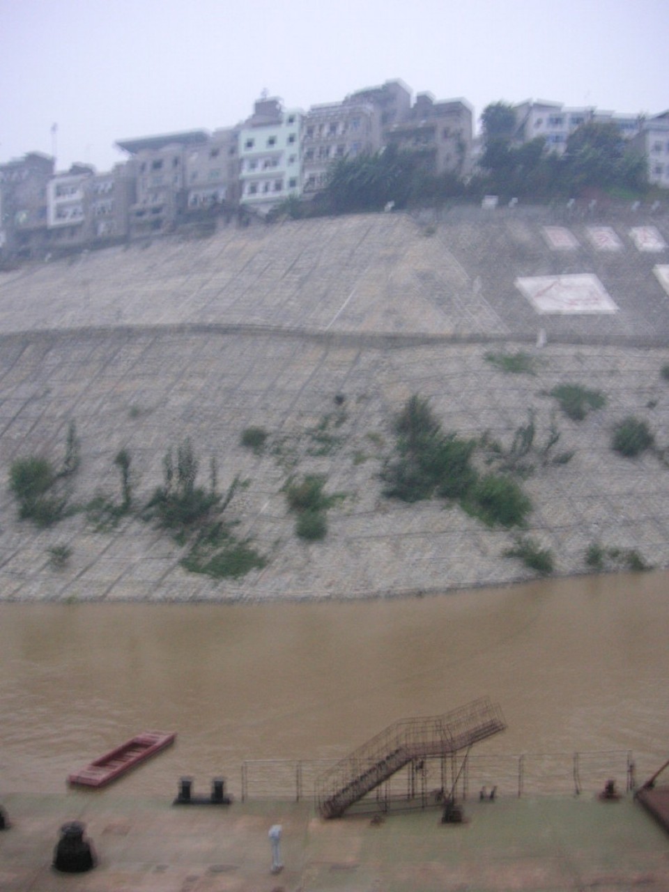 China - unbekannt - Wassers pegel steigt bis zu der neu gebauten Stadt