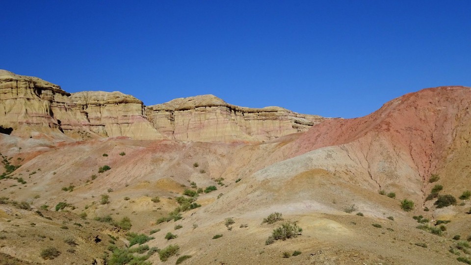 Mongolia - Dalanzadgad - The White Stupa (cliffs)