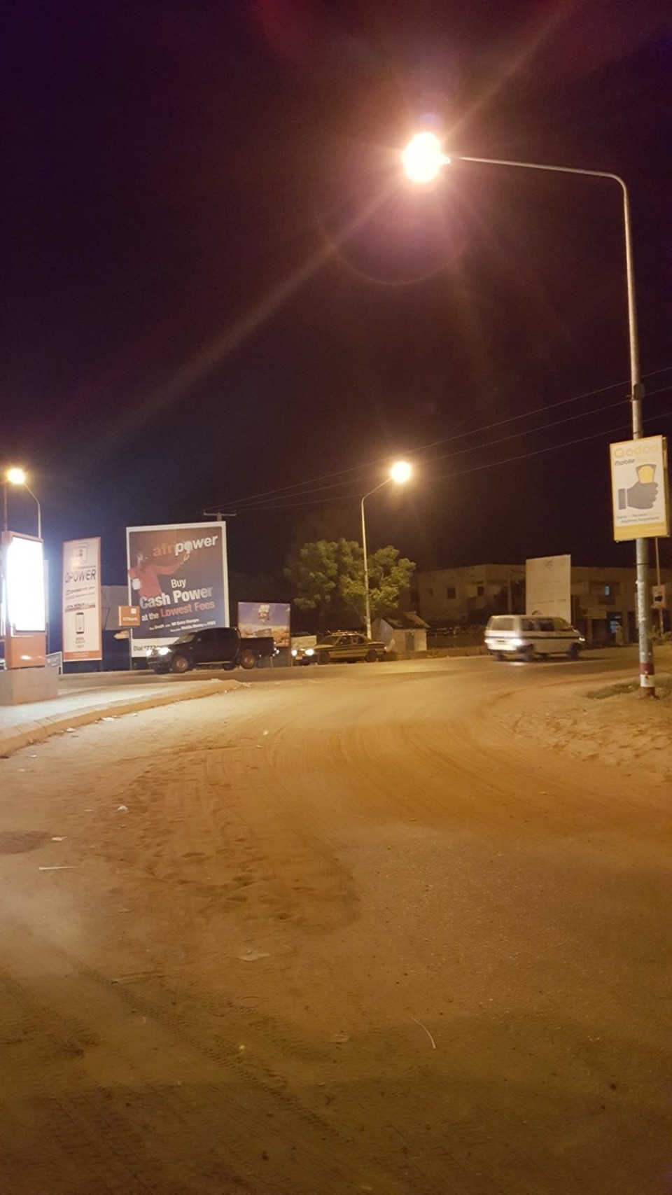 Gambia - Tanji - Abends/Nachts kann man sich auch als Tourist frei und ohne Probleme bewegen. Es ist sehr sicher. Hatte gerade eine Nette Unterhaltung mit einem Holländer. Er erzählte mir, er sei schon 15 Jahre hier. Er arbeitet als Samenverkäufer. Nicht für Gras ;-) nein nein sondern für Tulpen🤔....