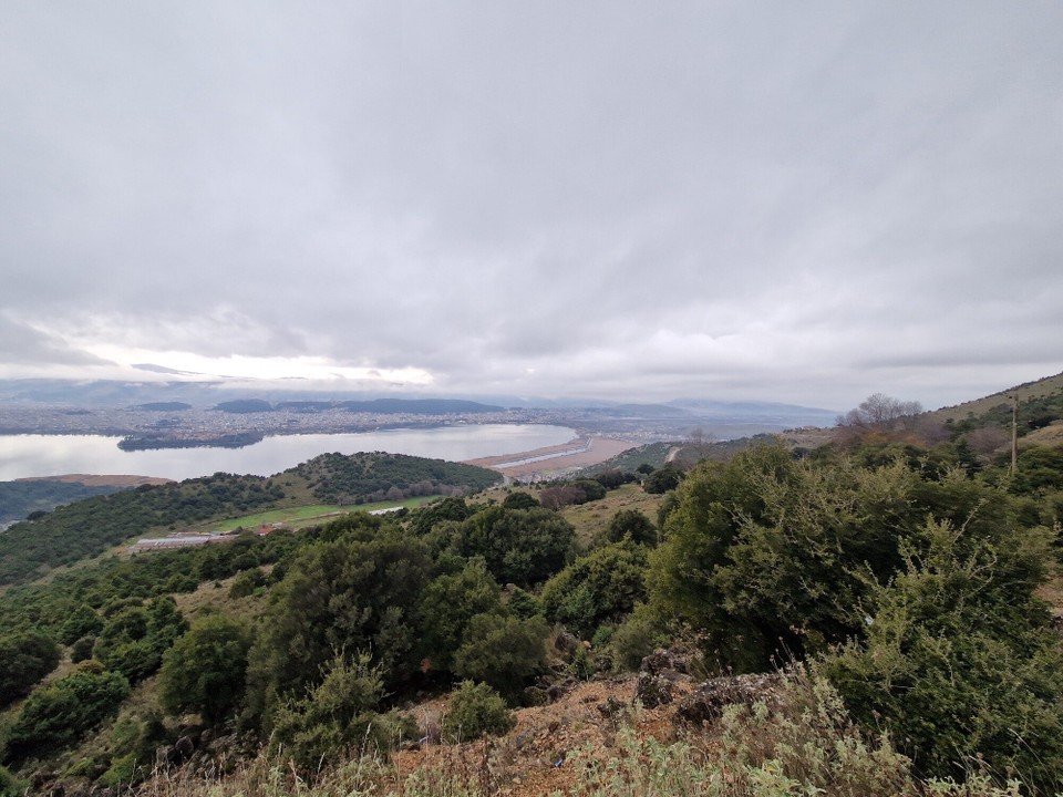 Griechenland - Agios Nikitas - …hoch über einem See