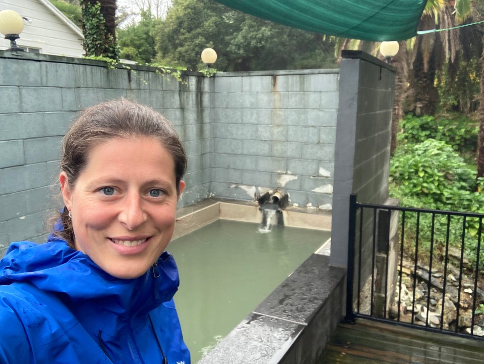 Neuseeland - Tokomaru Bay - Dann doch lieber in einem angelegten Hot Pool die Wärme genießen, die einem nicht gleich die Haut verbrennt 😅
